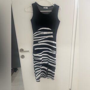 Sleeveless,Black and white patterned knee length dress